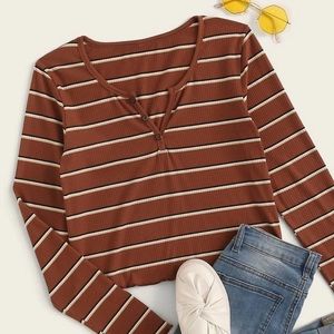 Long sleeve stripped crop top.